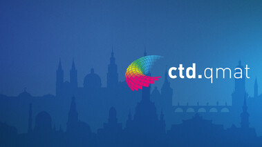 Blau eingefärbter Hintergrund mit dem Logo von ctd.qmat und Silhouette einer Stadt.